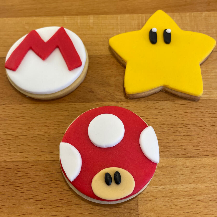 Galletas decoradas con la forma de estrella y las redondas de seta y la M de la inicial