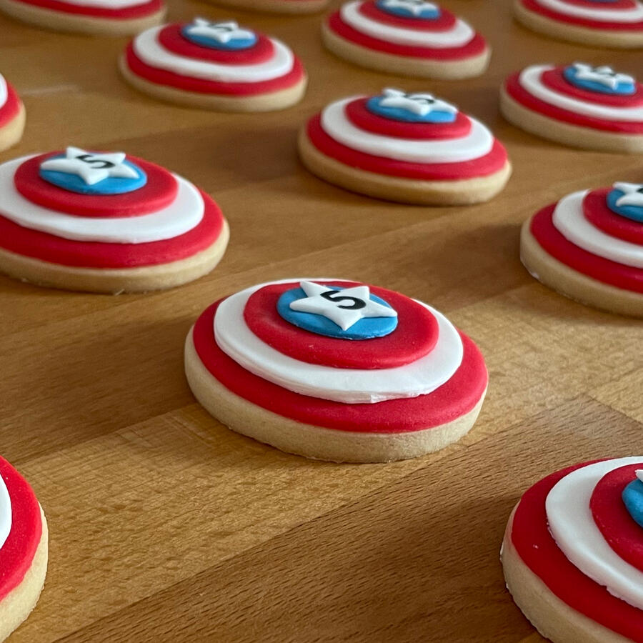 galletas con el escudo del Capitán America y los años del cumpleañero