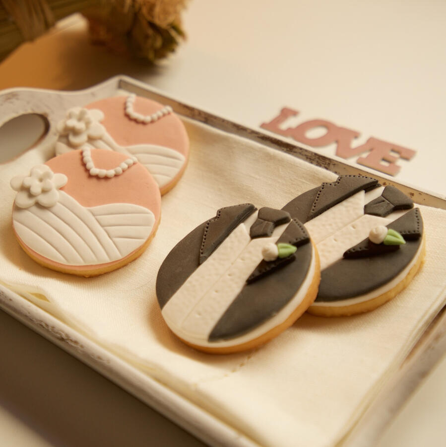 Galletas con el vestido de la novia y el novio